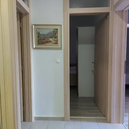 Leonora Apartment *