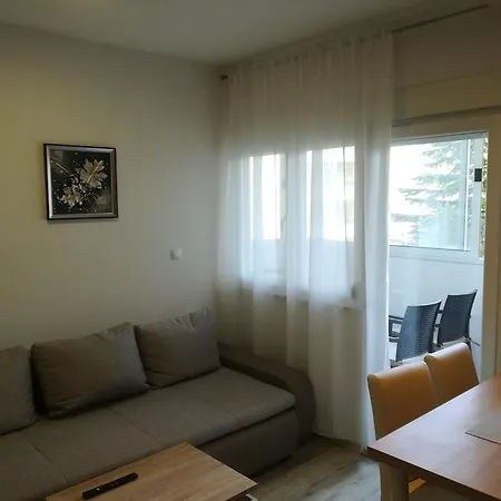 Leonora Apartment *