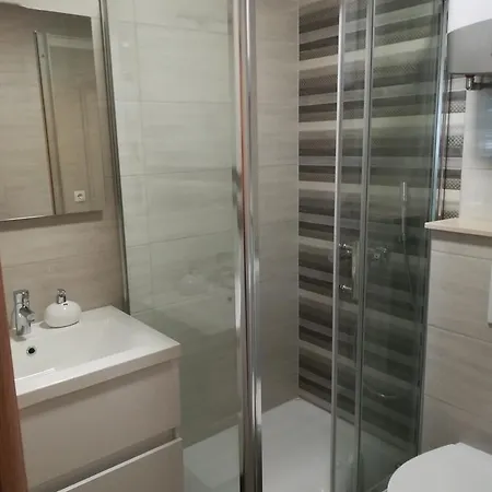 Leonora Apartment *